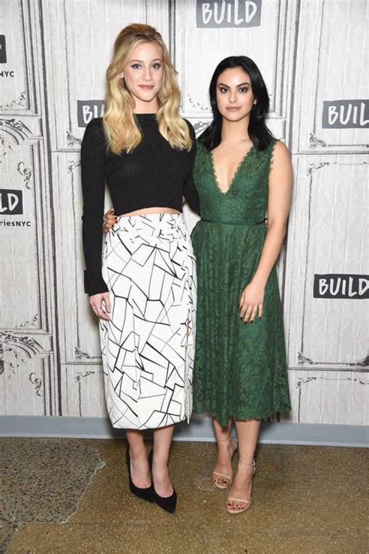 Camila Mendes height