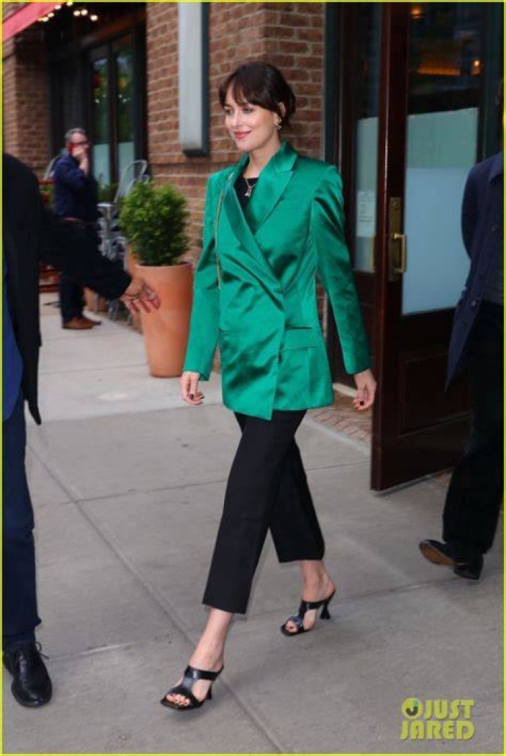 Dakota Johnson flashing her emerald ring | Image: Pinterest
