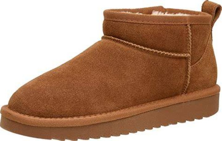 editor wearing ugg mini dupes