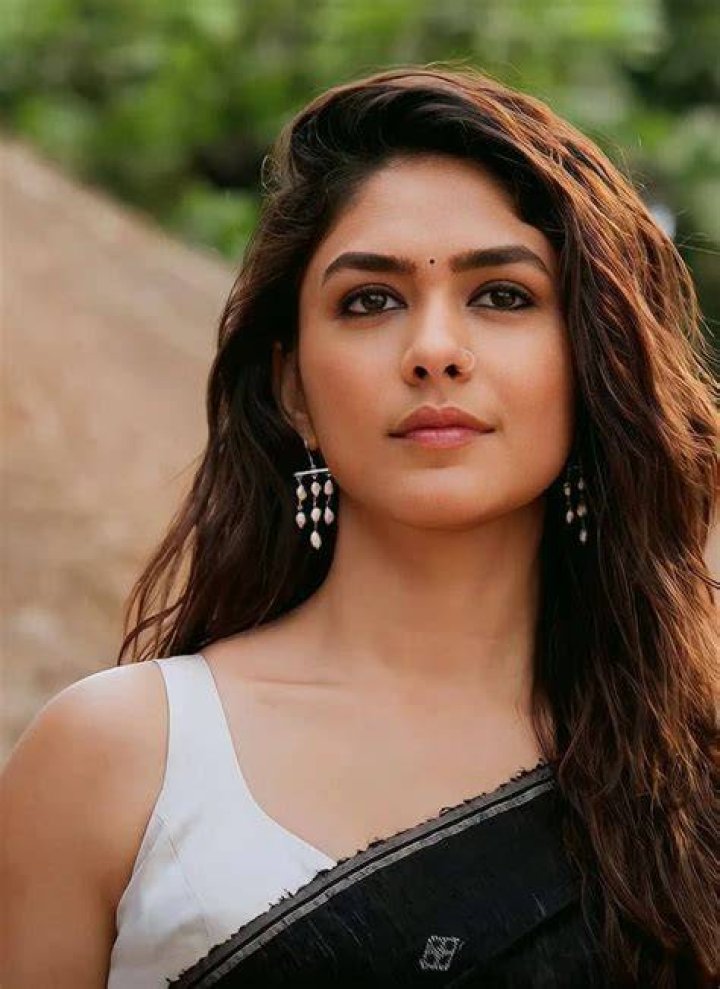 Mrunal Thakur Images